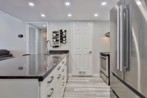 Photo 11 at 811 - 701 King Street W, Niagara, Toronto