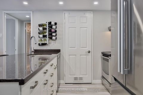 Photo 12 at 811 - 701 King Street W, Niagara, Toronto