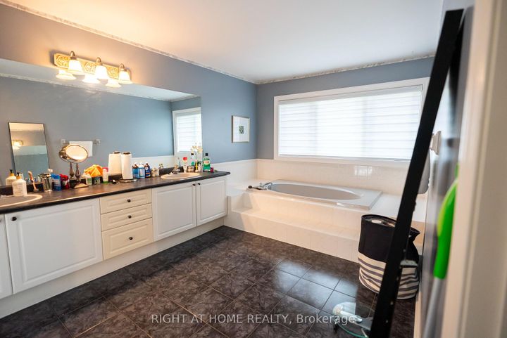Photo 15 at 2427 Erin Centre Boulevard, Central Erin Mills, Mississauga