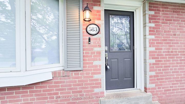 Photo 2 at 583 Taplow Crescent W, WO West, Oakville