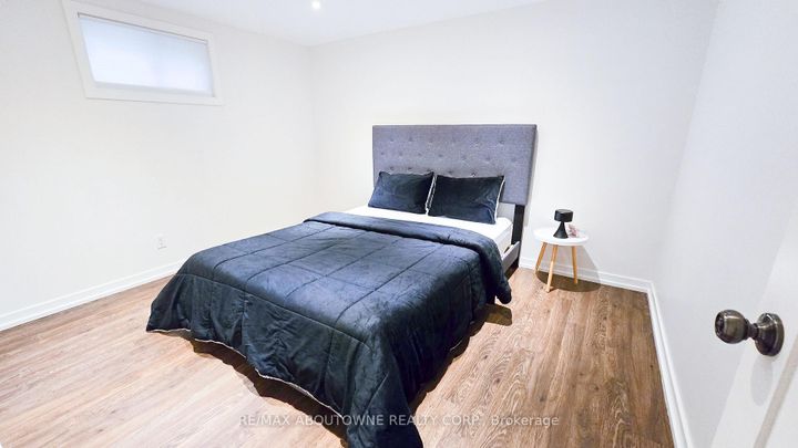 Photo 8 at 583 Taplow Crescent W, WO West, Oakville
