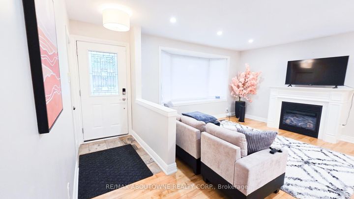 Photo 26 at 583 Taplow Crescent W, WO West, Oakville