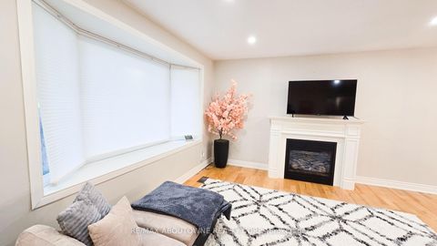 Photo 3 at 583 Taplow Crescent W, WO West, Oakville