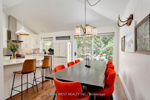 Photo 10 at 10 Vanellan Court, Queensway, Toronto
