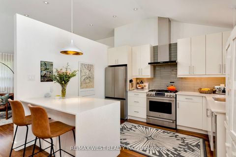 Photo 11 at 10 Vanellan Court, Queensway, Toronto