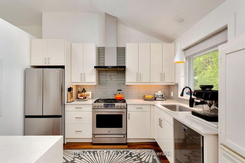 Photo 12 at 10 Vanellan Court, Queensway, Toronto