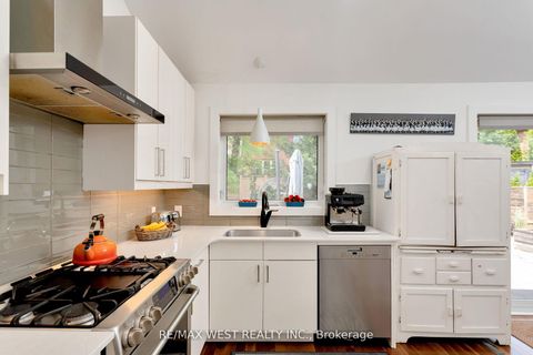 Photo 13 at 10 Vanellan Court, Queensway, Toronto