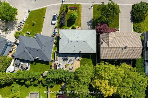 Photo 25 at 10 Vanellan Court, Queensway, Toronto