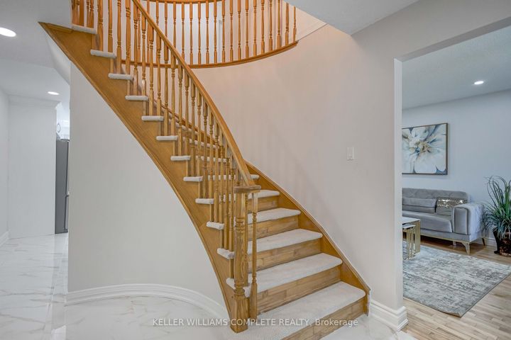 Photo 6 at 2 ROBESPIERRE Court, Crerar, Hamilton