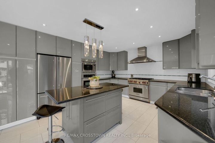 Photo 4 at 72 Glenayr Road, Bayview Hill, Richmond Hill