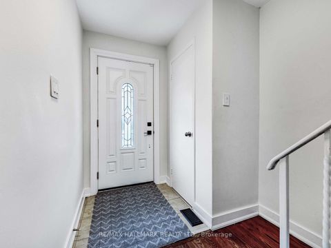 Photo 1 at 33 Everett Crescent, Lumsden, Toronto