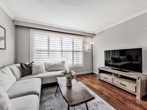 Photo 2 at 33 Everett Crescent, Lumsden, Toronto