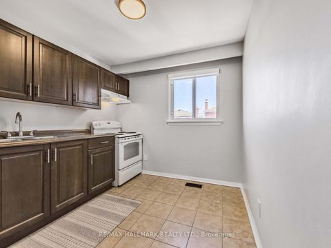 Photo 8 at 33 Everett Crescent, Lumsden, Toronto
