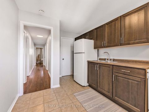 Photo 9 at 33 Everett Crescent, Lumsden, Toronto