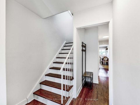Photo 10 at 33 Everett Crescent, Lumsden, Toronto