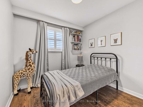 Photo 12 at 33 Everett Crescent, Lumsden, Toronto