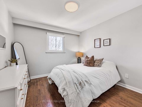 Photo 13 at 33 Everett Crescent, Lumsden, Toronto