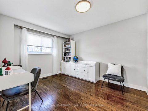 Photo 15 at 33 Everett Crescent, Lumsden, Toronto