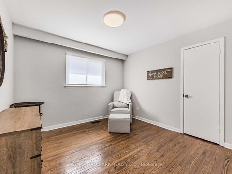 Photo 18 at 33 Everett Crescent, Lumsden, Toronto