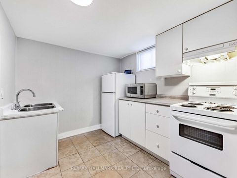 Photo 20 at 33 Everett Crescent, Lumsden, Toronto