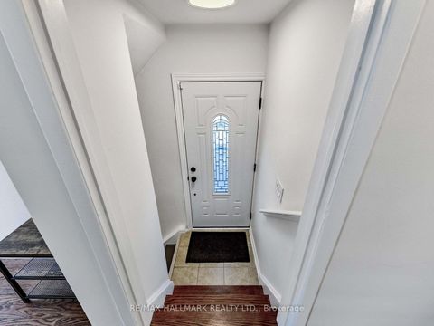 Photo 22 at 33 Everett Crescent, Lumsden, Toronto