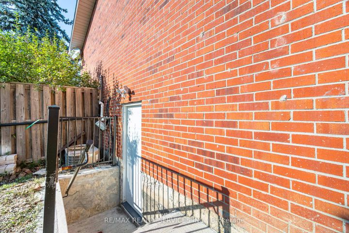 Photo 30 at 73 Blackthorn Lane, Brampton North, Brampton