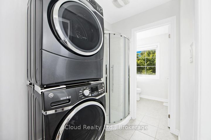 Photo 8 at 2 Pomarine Way, Credit Valley, Brampton
