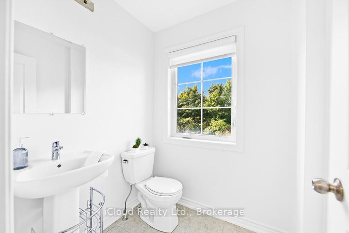 Photo 9 at 2 Pomarine Way, Credit Valley, Brampton