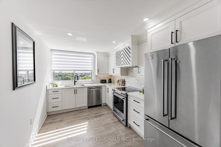 Photo 9 at 701 - 355 Rathburn Road E, Rathwood, Mississauga