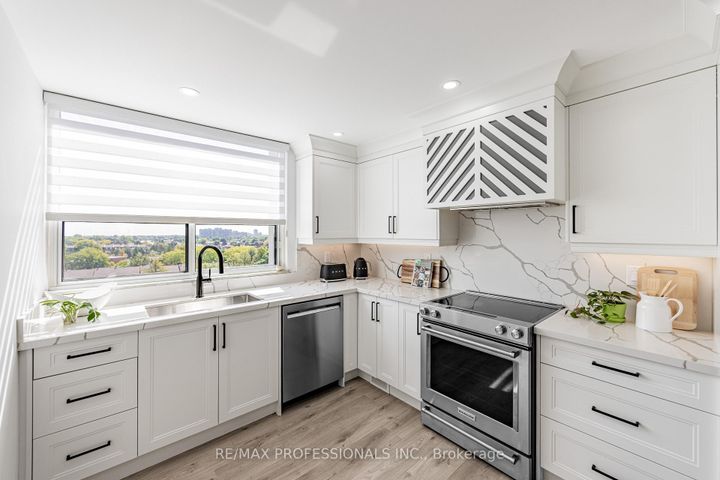 Photo 10 at 701 - 355 Rathburn Road E, Rathwood, Mississauga