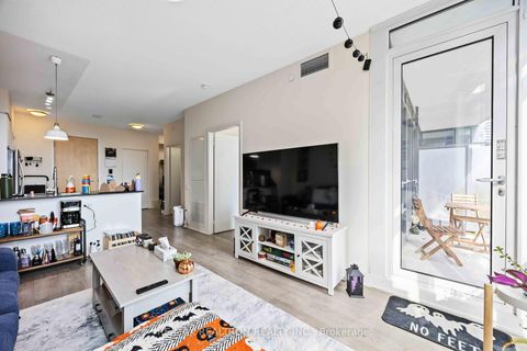 Photo 10 at 1501 - 30 Roehampton Avenue, Mount Pleasant West, Toronto