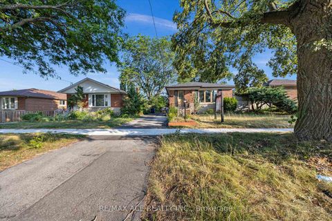 Photo 3 at 3 Hogan Drive, Woburn, Toronto