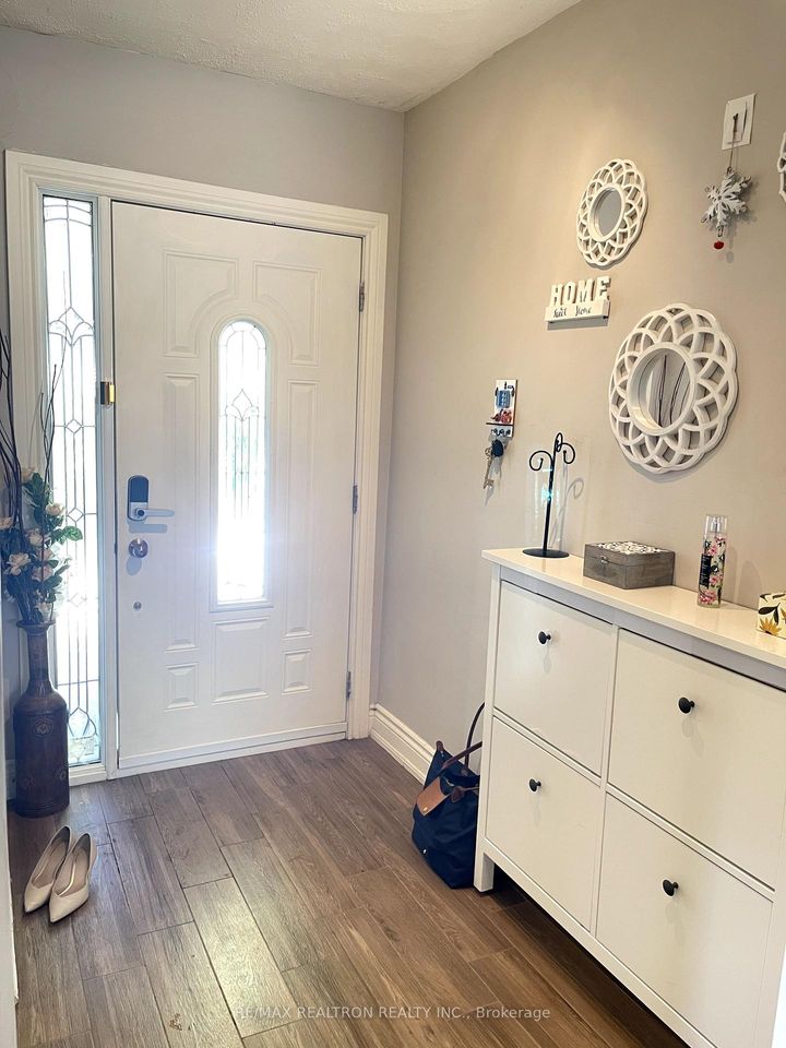 Photo 1 at 926 Willowdale Avenue, Newtonbrook East, Toronto