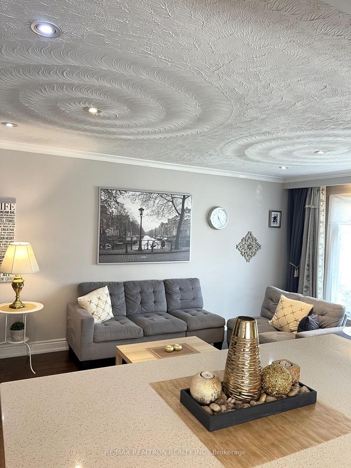 Photo 2 at 926 Willowdale Avenue, Newtonbrook East, Toronto