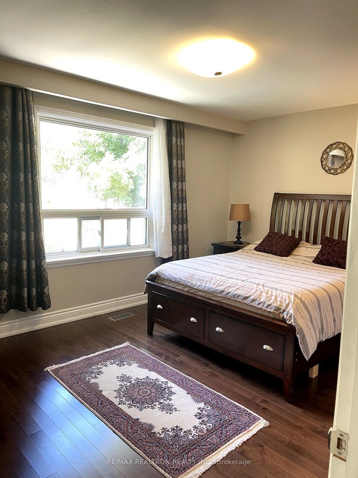 Photo 4 at 926 Willowdale Avenue, Newtonbrook East, Toronto