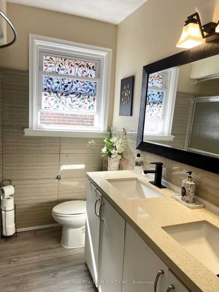 Photo 7 at 926 Willowdale Avenue, Newtonbrook East, Toronto