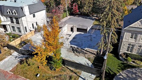 Photo 8 at 27 Dempsey Crescent, Windfields, Toronto