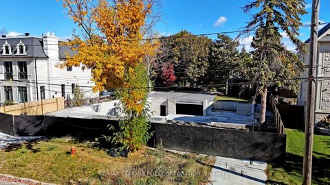 Photo 9 at 27 Dempsey Crescent, Windfields, Toronto