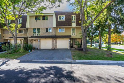 Photo 1 at 129 POPLAR Crescent, Aurora Highlands, Aurora