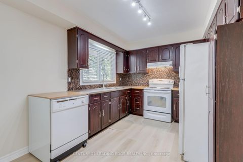 Photo 11 at 129 POPLAR Crescent, Aurora Highlands, Aurora