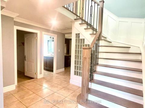 Photo 1 at 18 Findhorn Crescent, Maple, Vaughan
