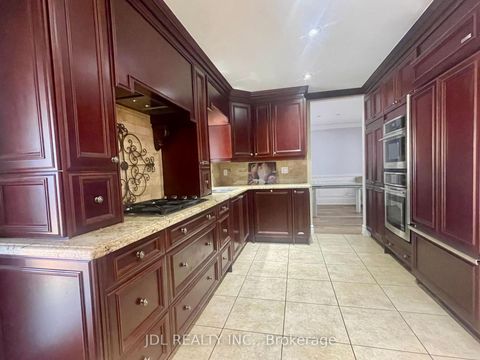 Photo 2 at 18 Findhorn Crescent, Maple, Vaughan