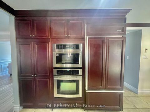 Photo 3 at 18 Findhorn Crescent, Maple, Vaughan
