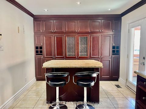 Photo 4 at 18 Findhorn Crescent, Maple, Vaughan