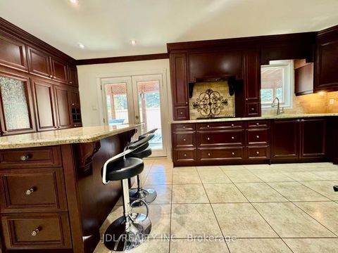 Photo 6 at 18 Findhorn Crescent, Maple, Vaughan