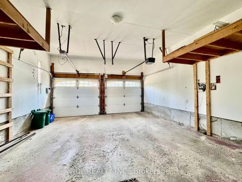 Photo 25 at 18 Findhorn Crescent, Maple, Vaughan