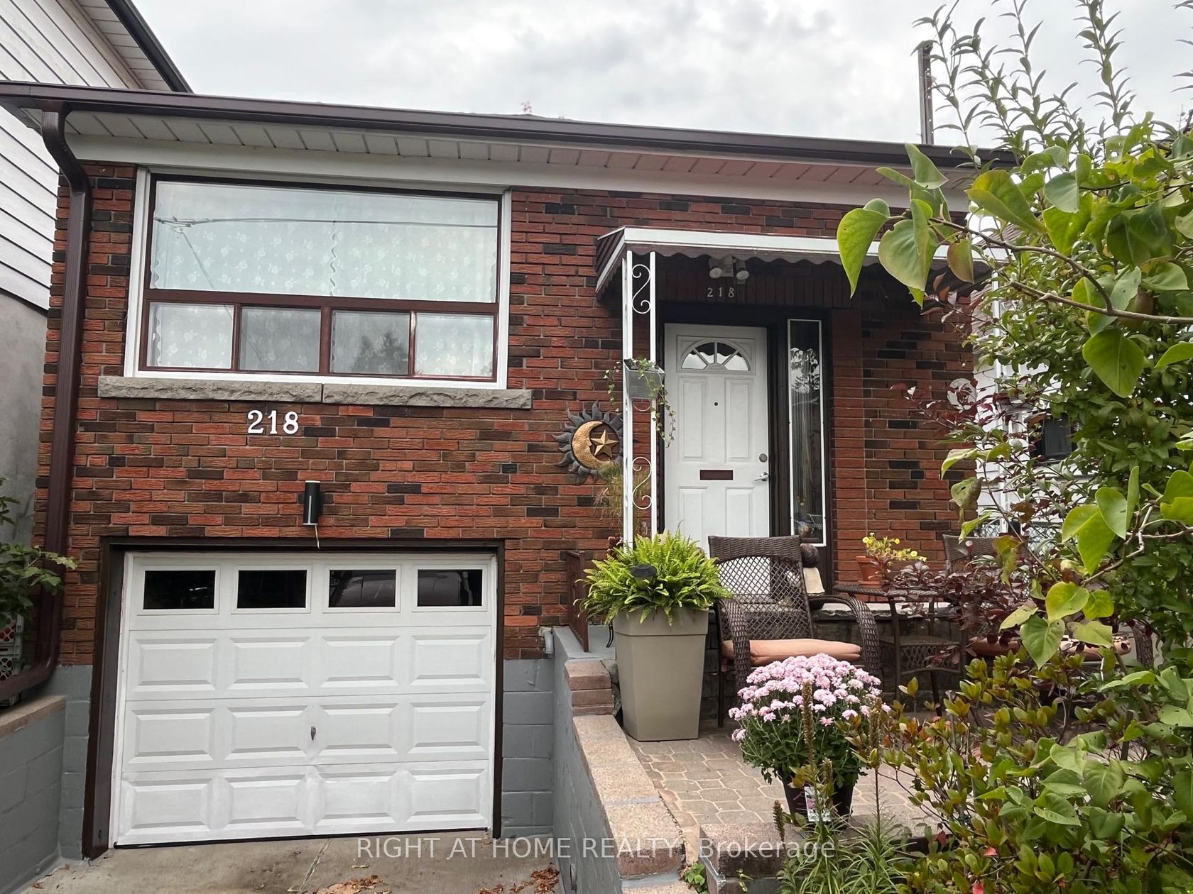 218 South Woodrow Boulevard, Cliffside, Toronto 
