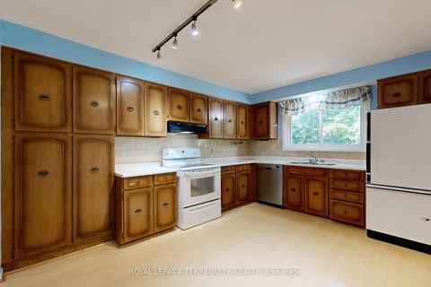 Photo 2 at 6 Tepee Court, Don Valley Village, Toronto