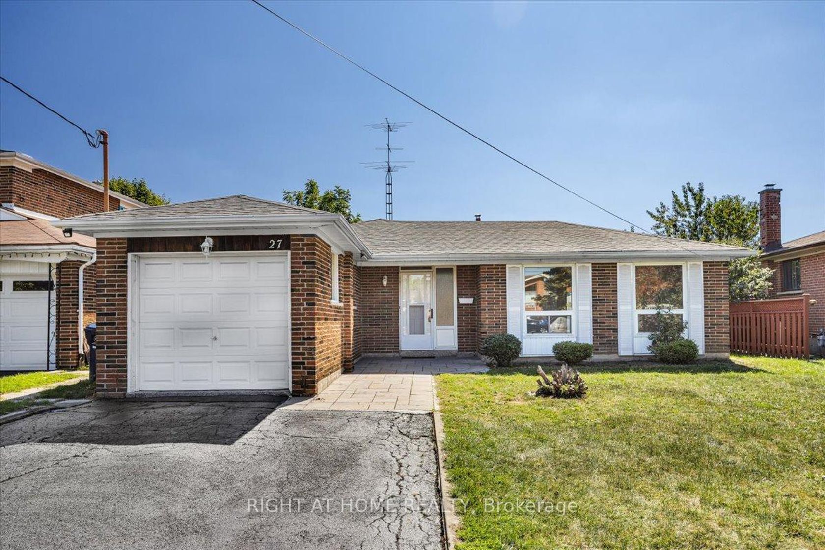 27 Villata Gardens, York University Heights, Toronto by Loree Meneguzzi Real Estate 27 Villata Gardens, York University Heights, Toronto