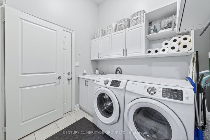 Photo 8 at 90 Gibson Circle, Bradford, Bradford West Gwillimbury